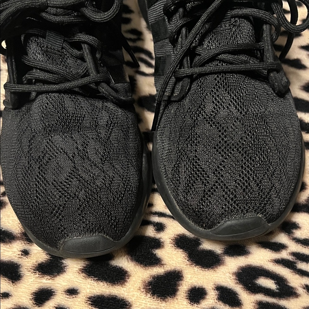 🦓🖤 Adidas {cloud foam} Laced Sneakers 🖤🦓